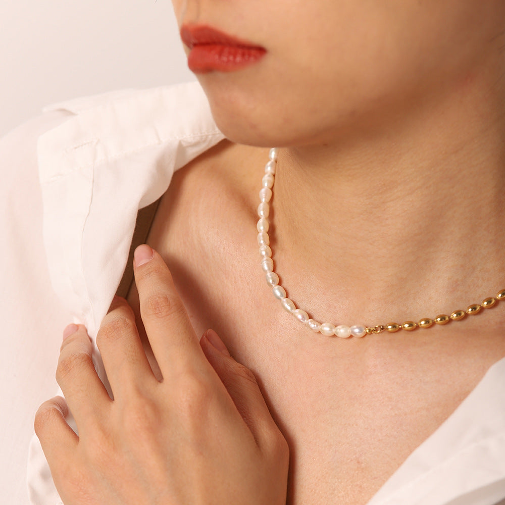 Collana Corta Minimalista in Acciaio Inossidabile con Ciondolo a Mezza Perla d'Acqua Dolce e Mezza Sfera Placcata Oro 18K, con Motivi a Nappa, Nota Musicale e Stella.