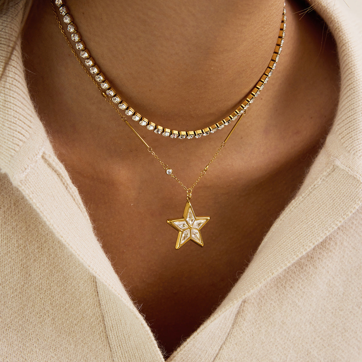 Collana con Ciondolo a Stella a Cinque Punte Minimalista in Acciaio al Titanio con Intarsio di Strass e Placcatura in Oro PVD da Donna