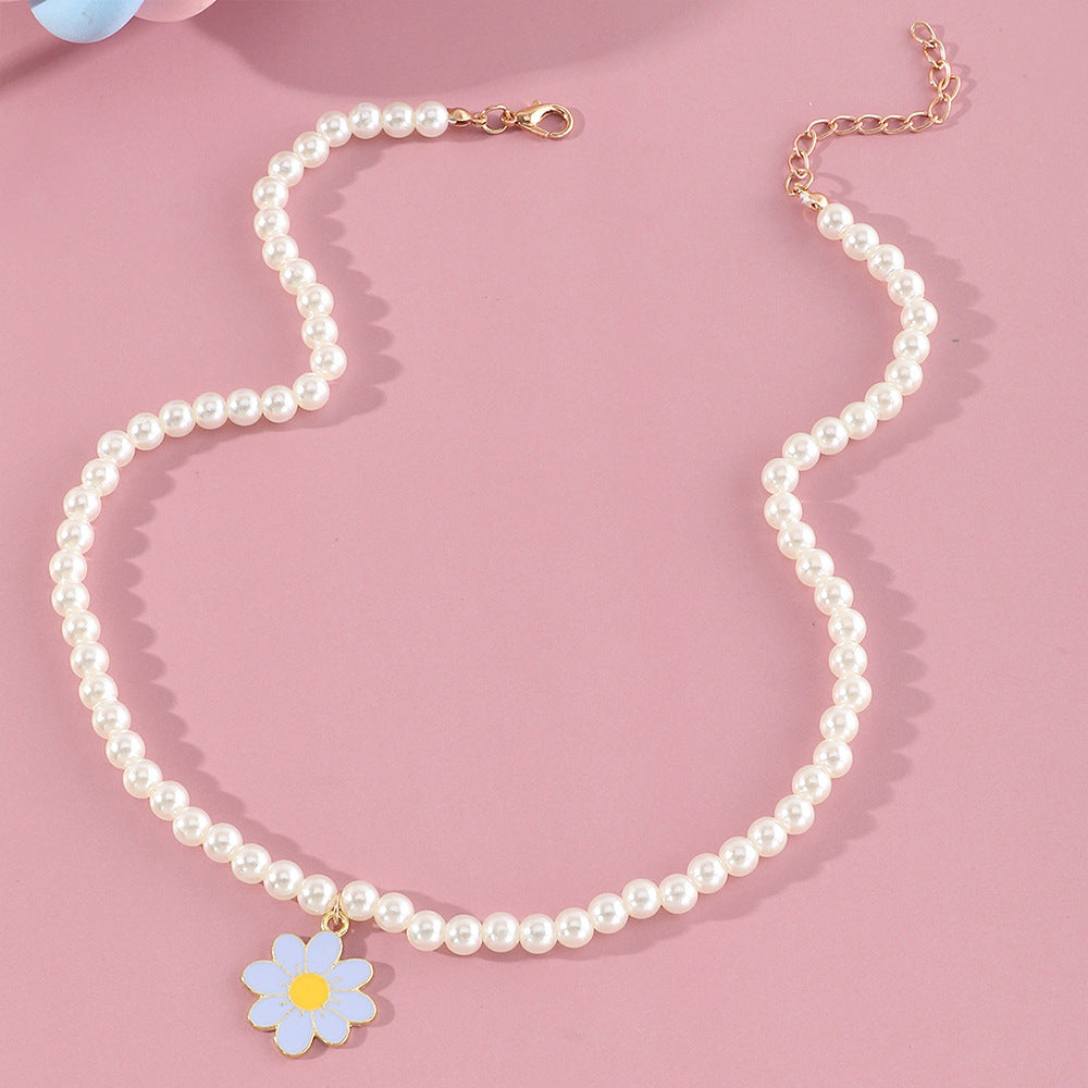 Collana pendente margherita minimalista per bambini con catena in acrilico e perle, ciondolo in resina, finitura artigianale