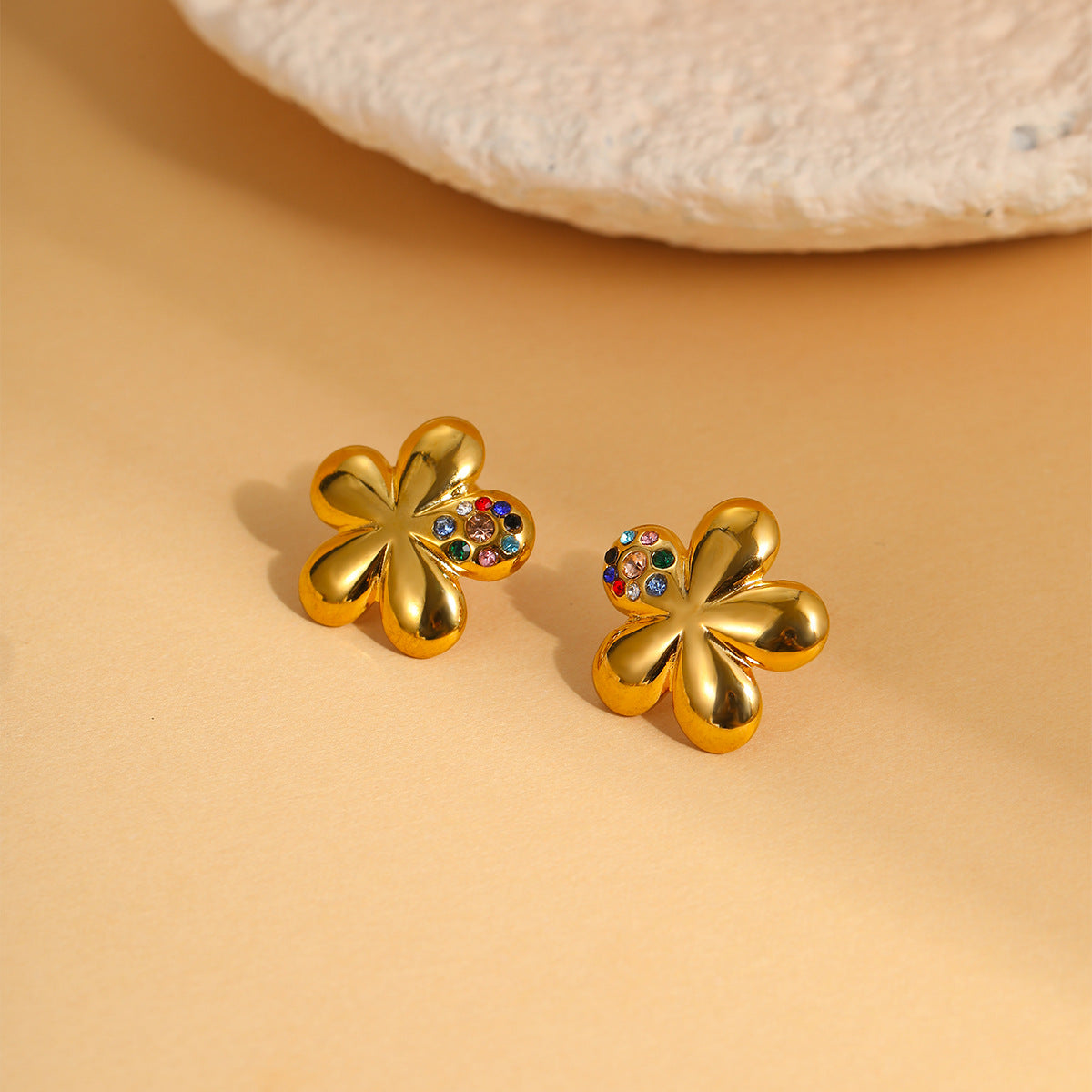 Fashionable Floral-Shaped Rhinestone-Inlaid Titanium Steel Stud Earrings for Women with Plated Finish