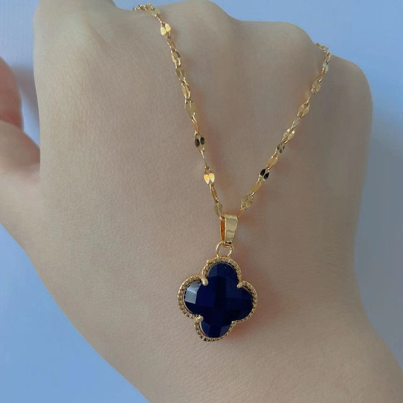 Collana con Ciondolo Trifoglio Floreale Minimalista in Acciaio al Titanio con Finitura Placcata per Uomo e Donna