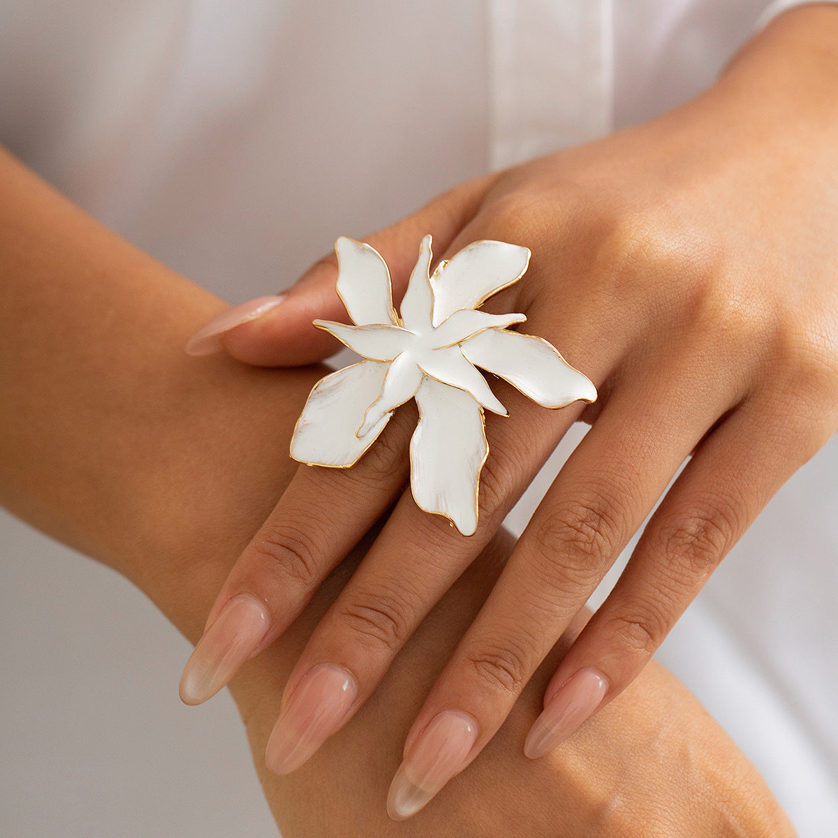 Anillo abierto con forma de flor de cinco pétalos, diseño minimalista, de estrella de mar en 3D, de hierro con acabado esmaltado