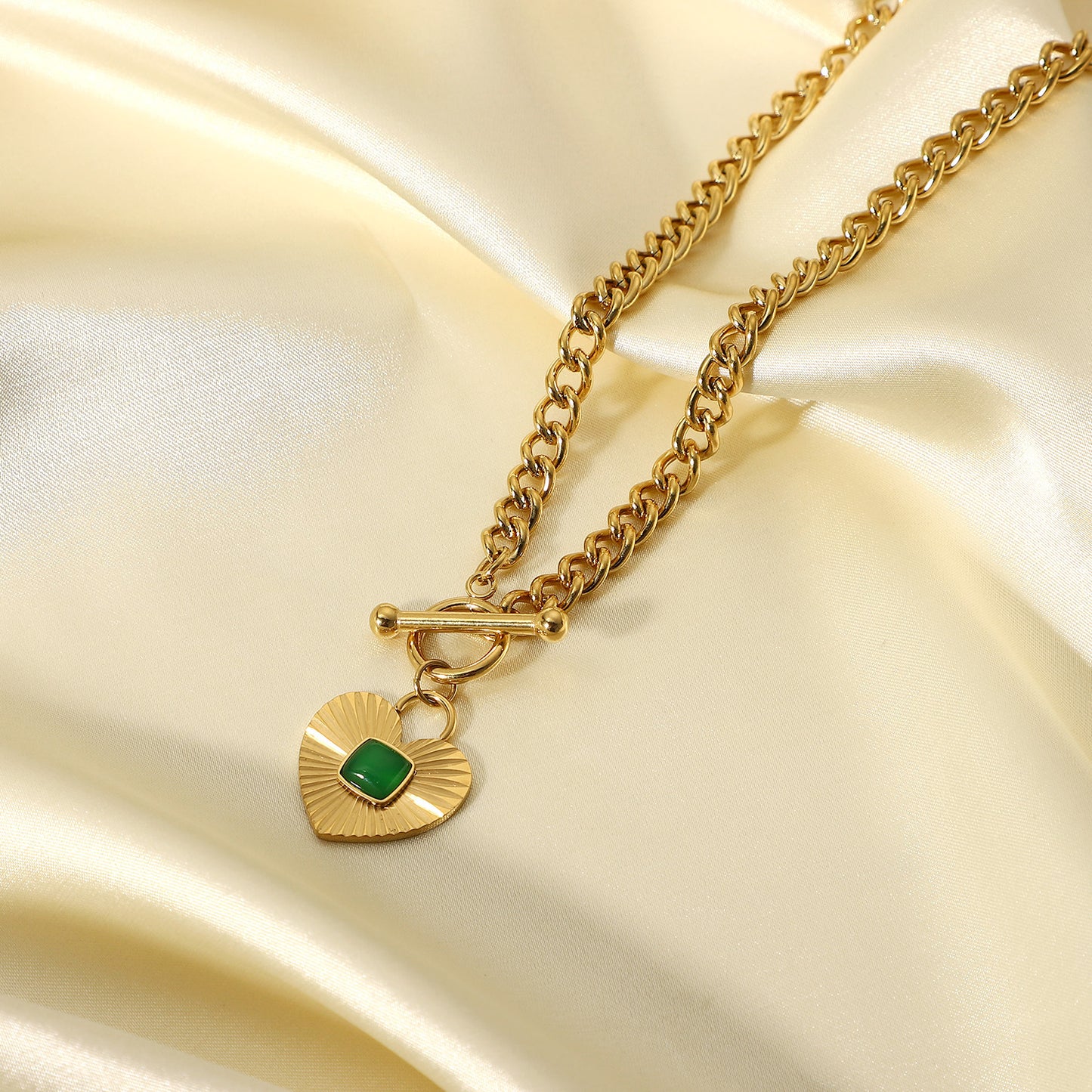 Collana con Ciondolo a Cuore in Acciaio Inossidabile con Intarsio in Agata Verde su Catena Cubana da Donna, Finitura Placcata