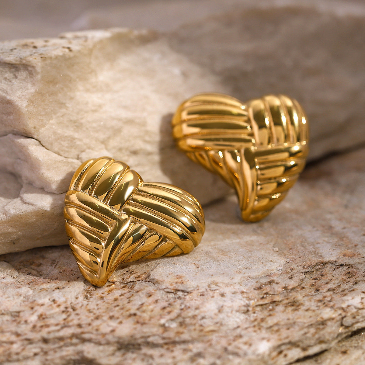 Orecchini Minimalisti a Cuore in Acciaio al Titanio con Placcatura in Oro 18K e Finitura in Acciaio Inox da Donna