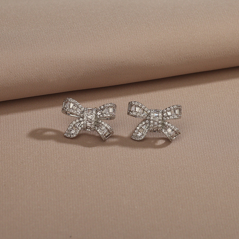 Collana in Acciaio al Titanio a Forma di Fiocco Dolce e Audace con Intarsio di Strass per Donna e Uomo, Stile Medaglione con Catena a Croce Regolabile