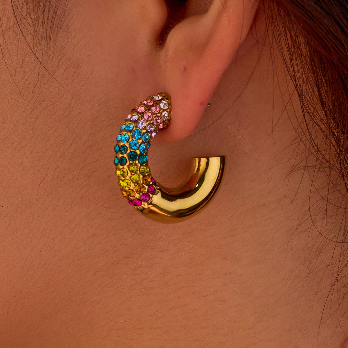 Pendientes de acero inoxidable en forma de C, estilo oficina a la moda, con incrustaciones de circonita de colores y chapado en oro de 18 quilates para mujer