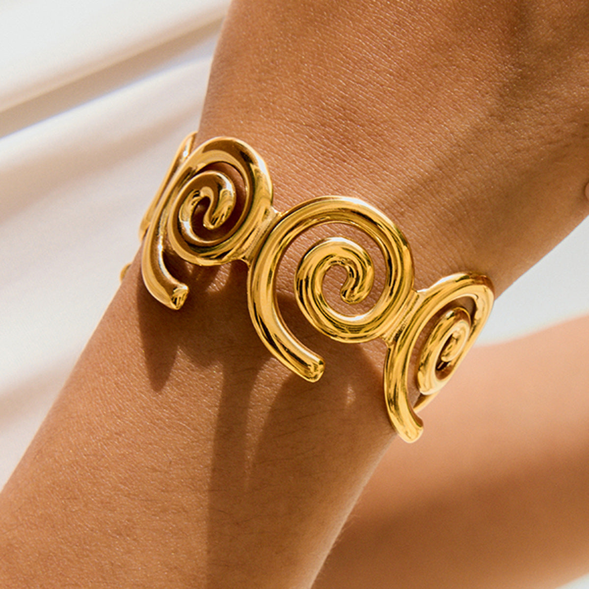 Elegante bracciale da donna in acciaio inossidabile traforato con motivo a conchiglia, finitura galvanizzata, stile ufficio alla moda