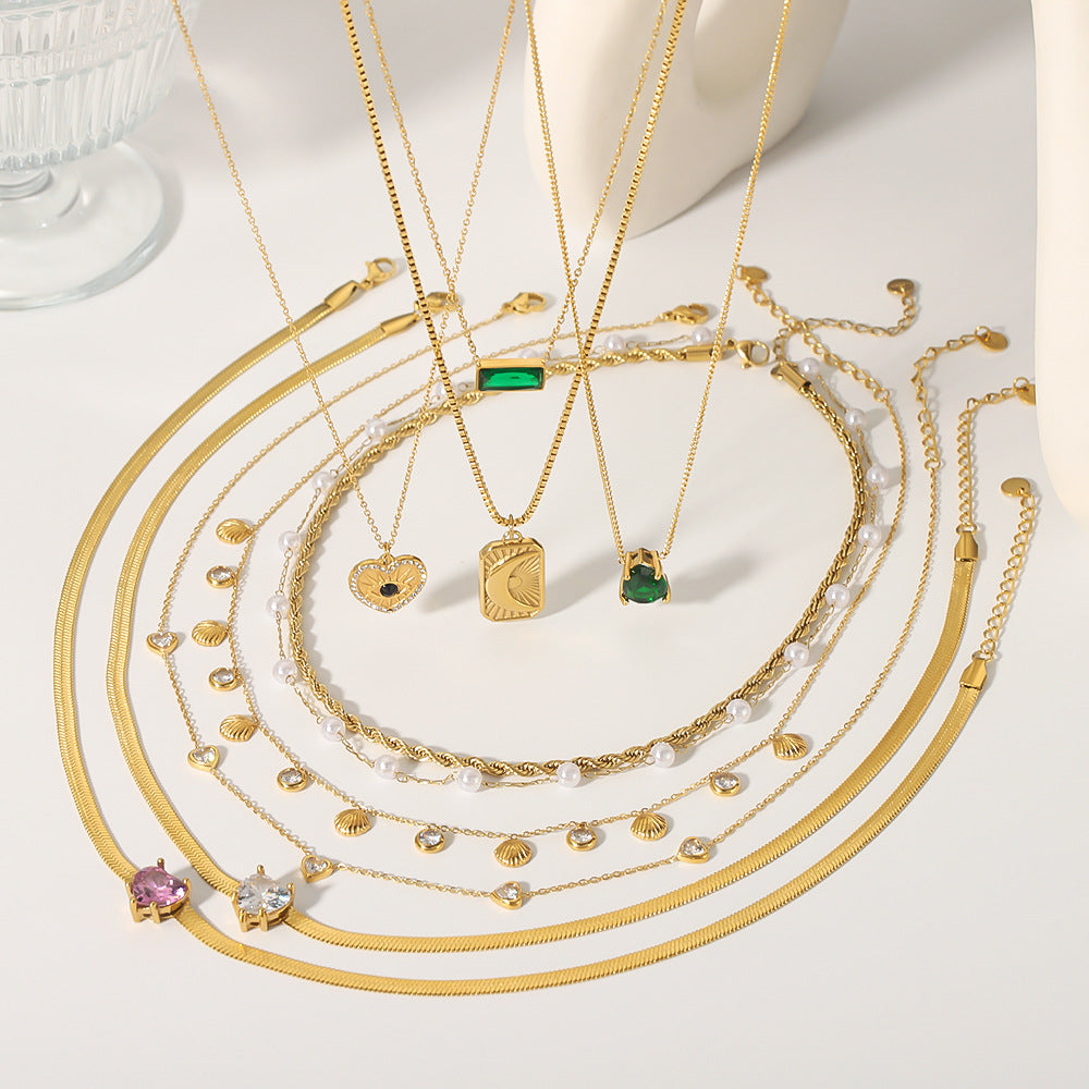 Collana con pendente minimalista Luna e Sole con accenti di perle e conchiglie, intarsio di zirconi su acciaio inossidabile, catena a serpente da donna