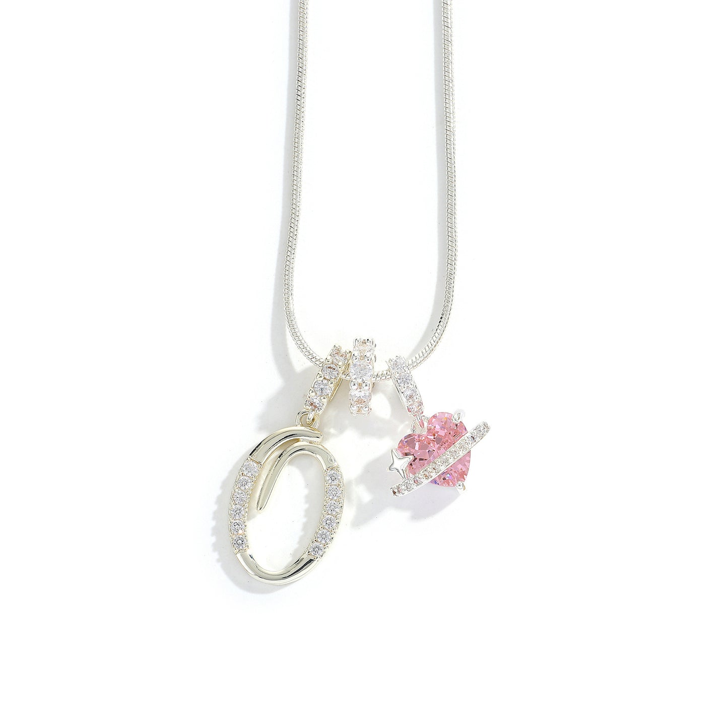 Collana con ciondolo a lettera minimalista in rame con intarsio di zirconi dal design geometrico per donna