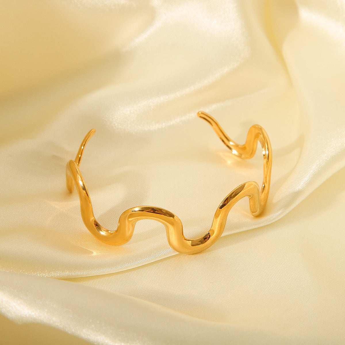 Bracciale a Onda Geometrica in Acciaio al Titanio con Placcatura in Oro 18K da Donna