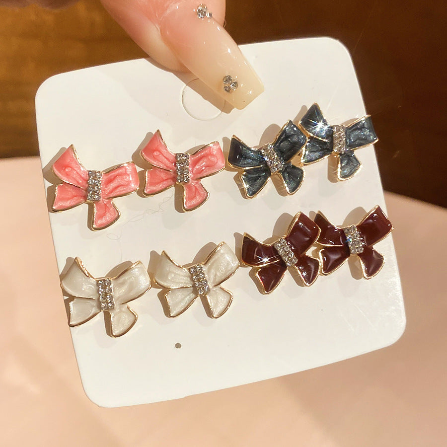 Orecchini a Perno da Donna in Lega con Inlay di Strass a Forma di Mela e Fiocco, in Stile Lussuoso, con Perni in Acciaio Inossidabile