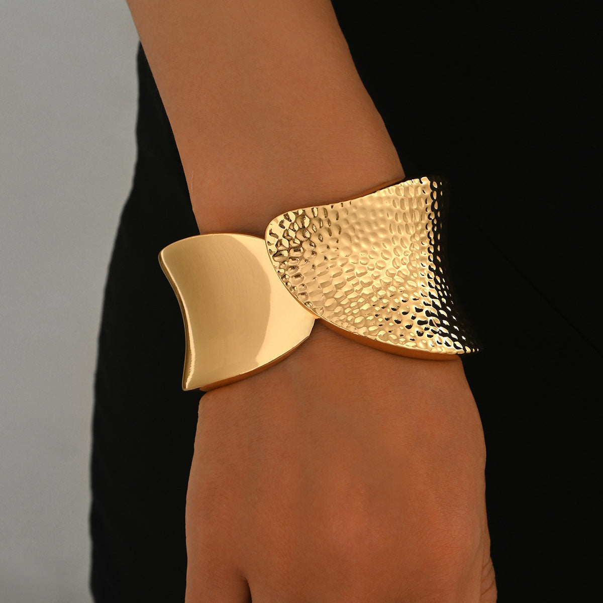 Pulsera minimalista de aleación de zinc, diseño geométrico con textura de superficie pulida y brazalete abierto para mujer