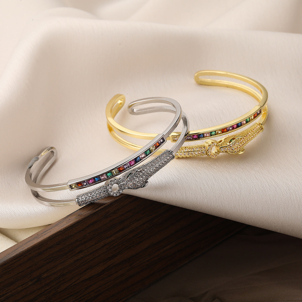 Bracciale a Polsino da Donna in Rame con Stampa Leopardata Geometrica alla Moda e Accenti in Zirconia Micro-Pavé