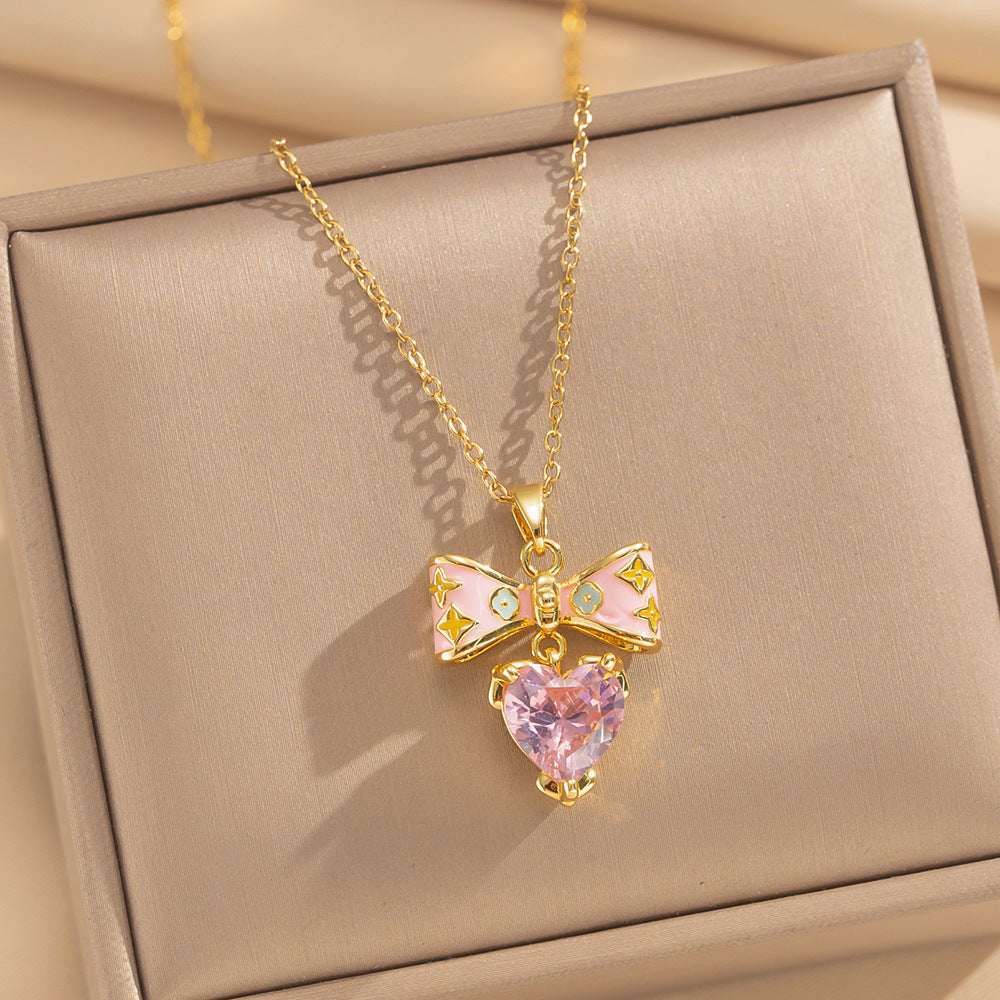 Collana con ciondolo in rame placcato oro 18 carati con smalto e zirconi micro-incastonati, a forma di cuore floreale geometrico, stile lussuoso leggero, con catena a maglie in acciaio al titanio per donna