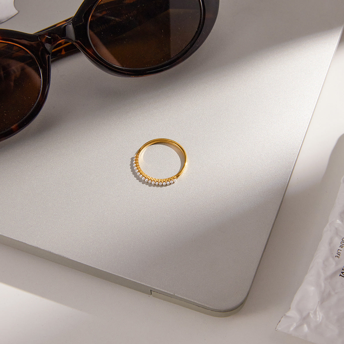 Anello geometrico in titanio e acciaio con intarsio di perle da donna, accessorio di moda in acciaio inossidabile elettroplaccato