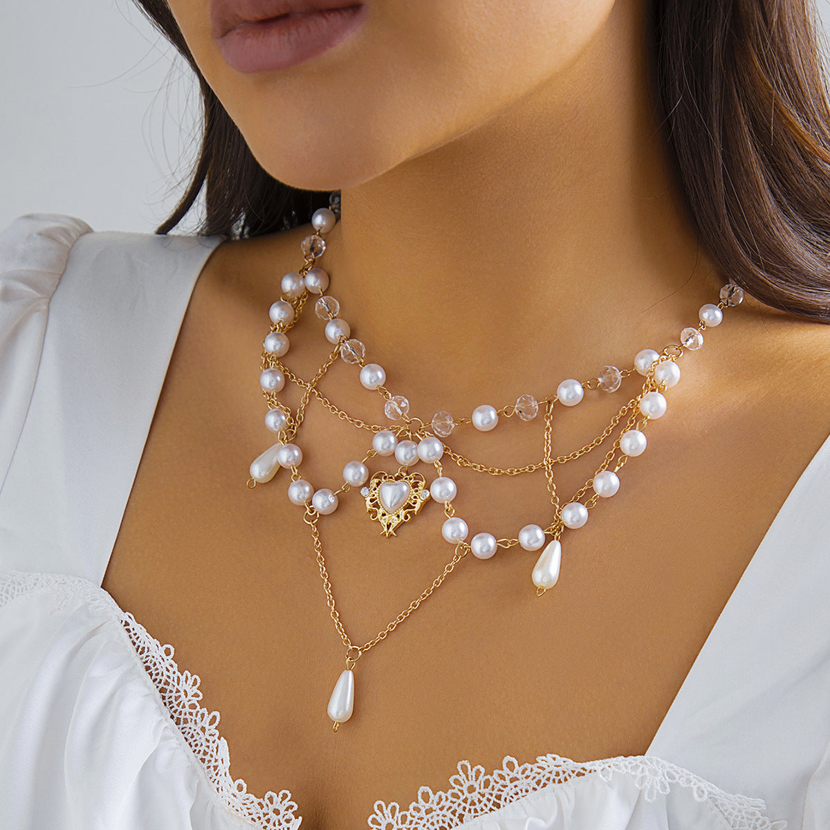 Collana con ciondolo a farfalla fragola rustico chic da donna con dettagli in perle sintetiche e frange su catena di perle