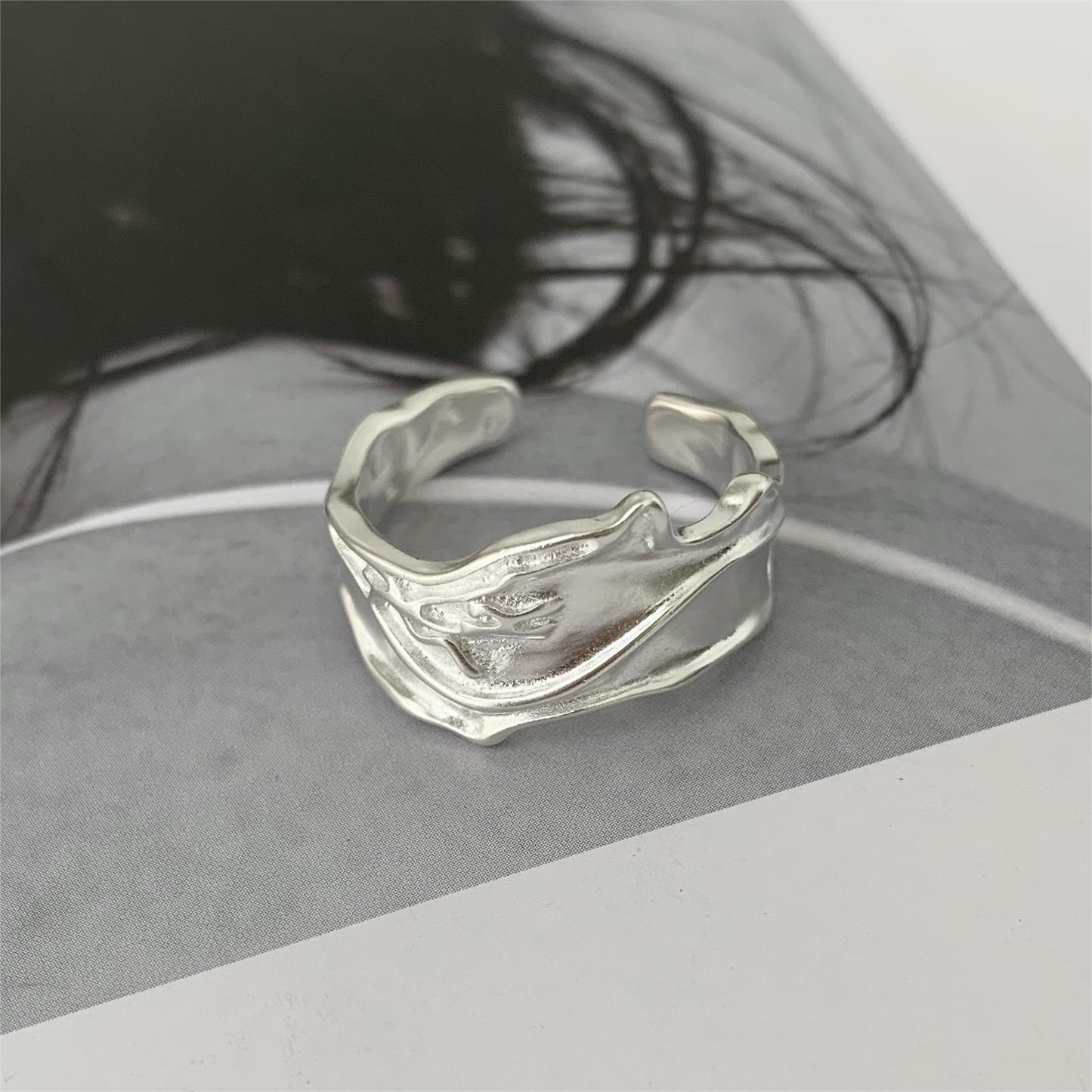 Anello aperto gotico minimalista in argento sterling 925 testurizzato effetto stropicciato