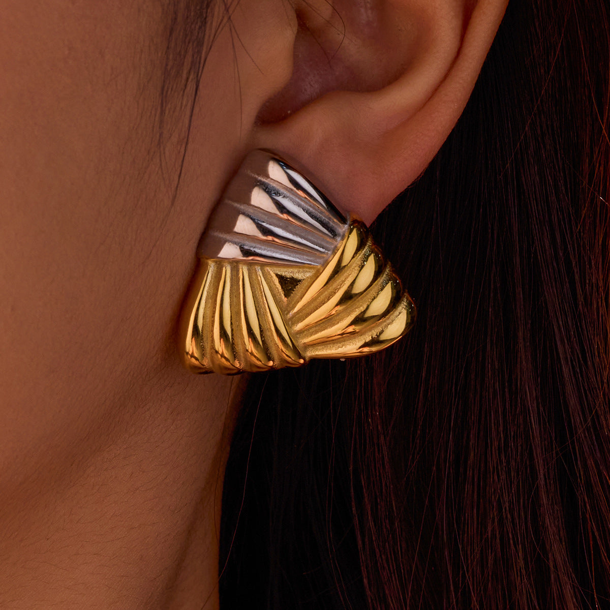 Orecchini da donna alla moda con triangoli geometrici placcati in oro 18K in acciaio inossidabile con texture intrecciata