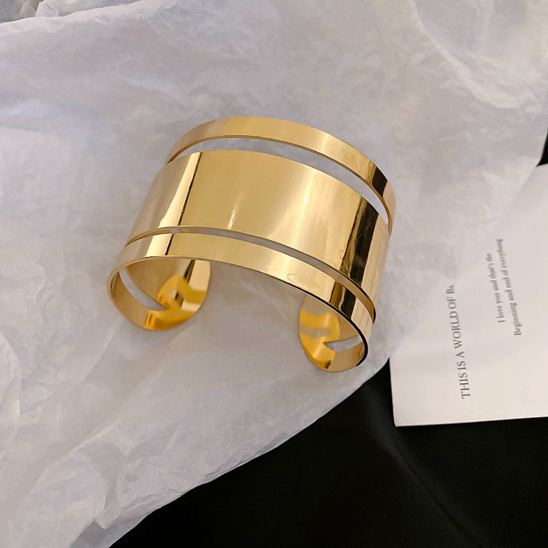 Pulsera Cóncava Irregular Minimalista para Mujer en Aleación de Latón con Acabado Galvánico