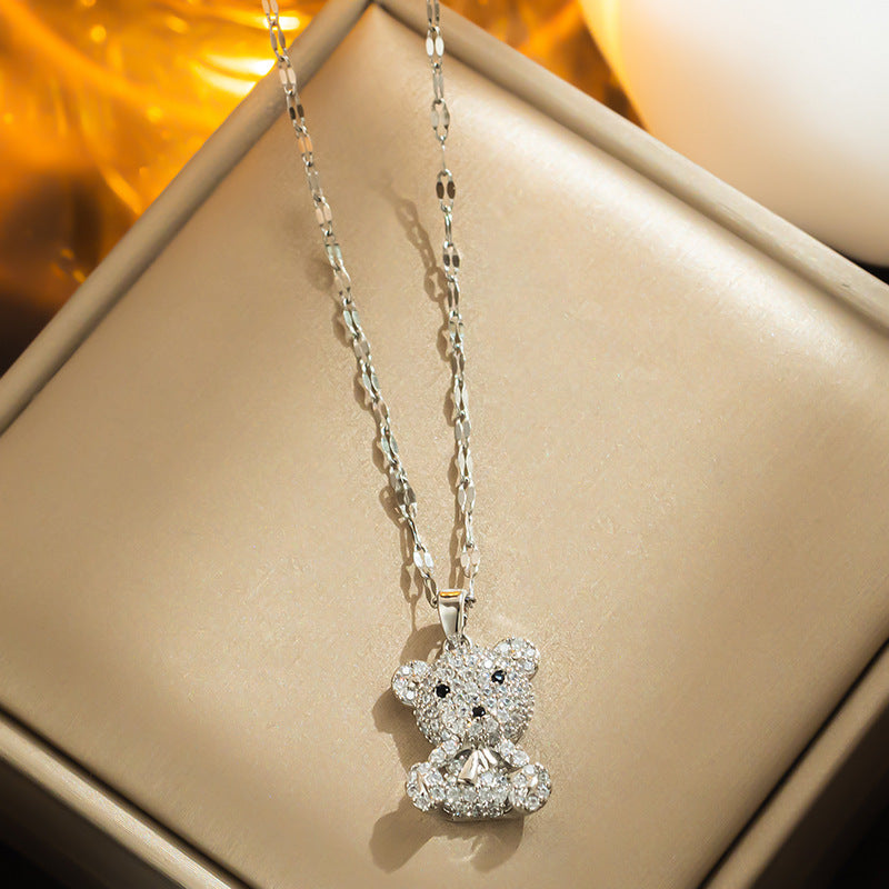 Collar minimalista de oso con micropavé de acero de titanio para mujer con cadena de bambú