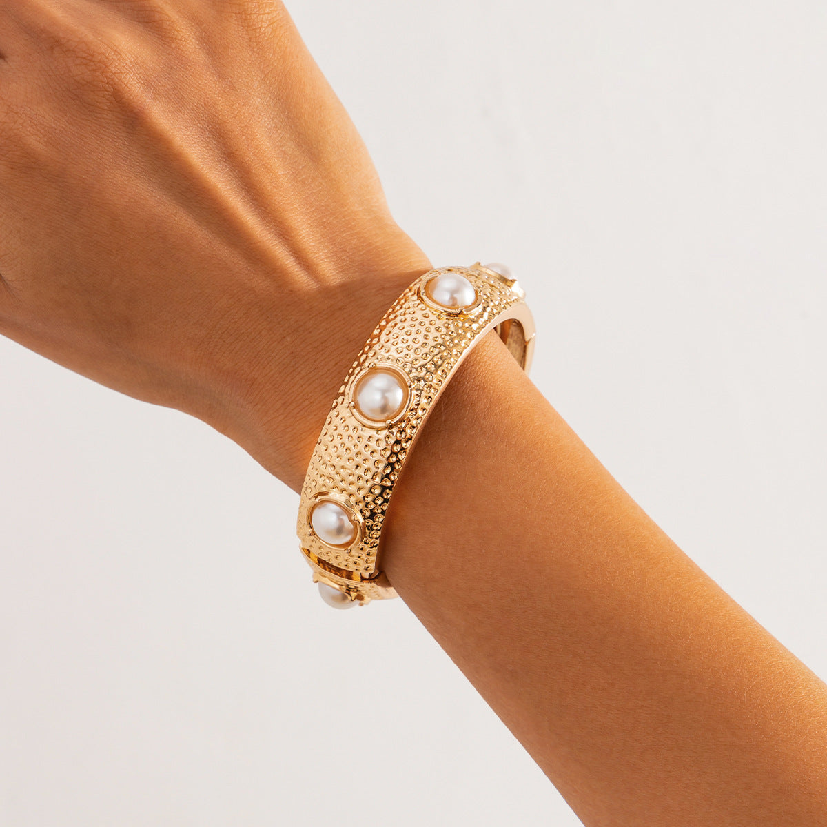Bracciale a Polsino Irregolare Geometrico Stile Hip Hop con Perle Imitazione e Metallo Placcato