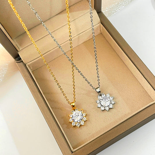 Collana Minimalista Girasole Floreale per Donna in Acciaio al Titanio con Intarsio di Strass e Finitura Placcata Oro 18K
