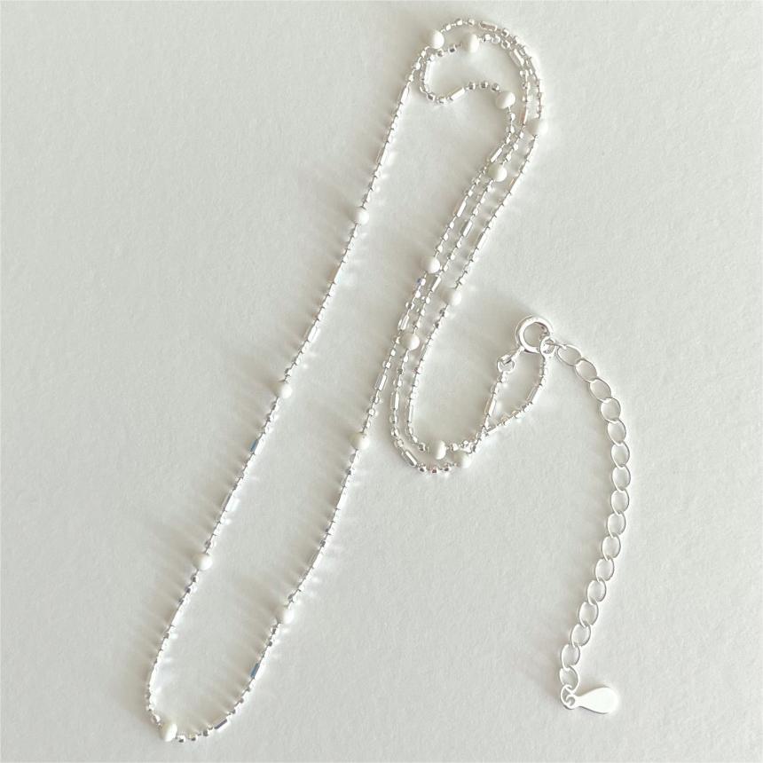 Collana con ciondolo minimalista irregolare in argento sterling 925 con perle arcobaleno bianche