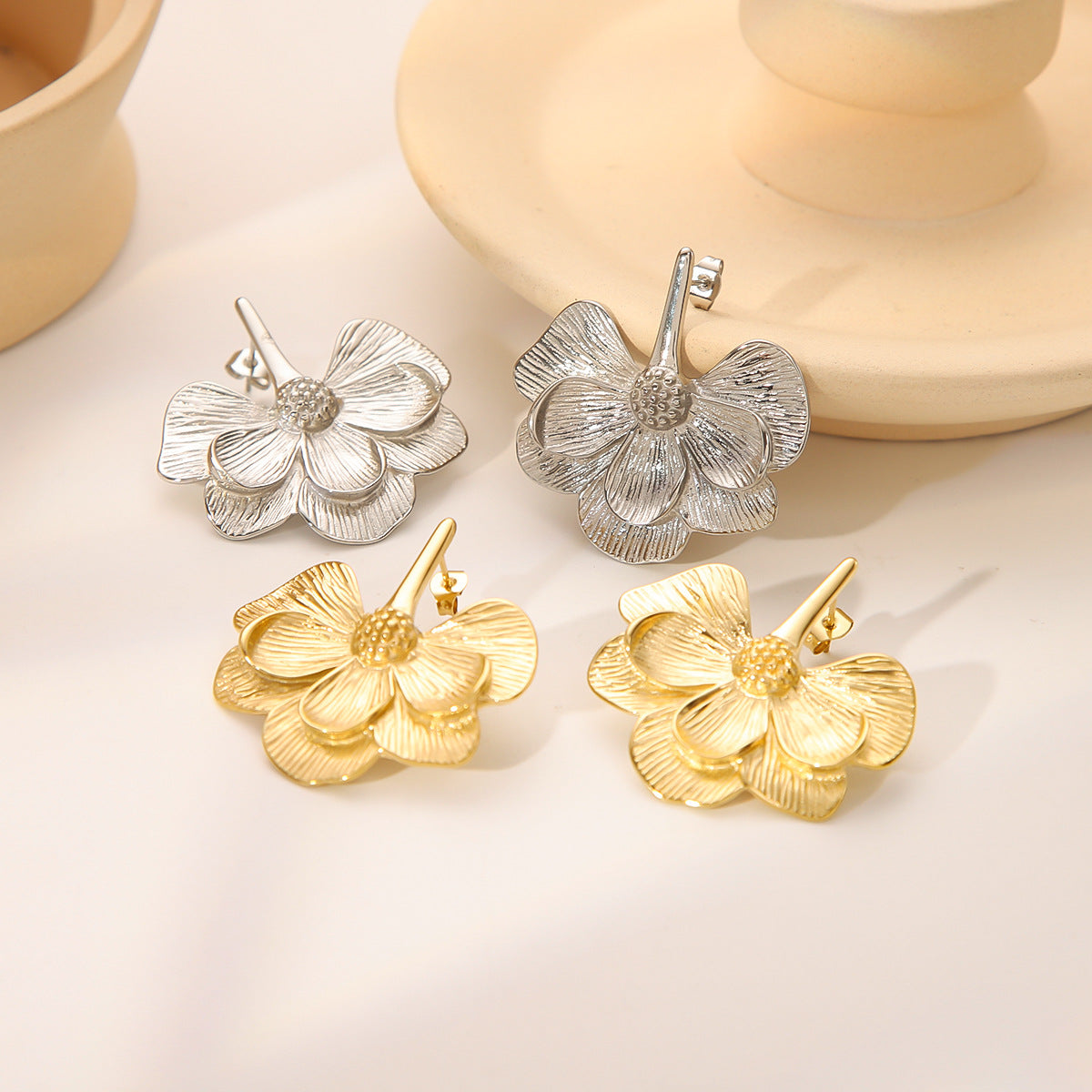 Orecchini da donna eleganti con placcatura in oro 18 carati in acciaio inossidabile, stile floreale con motivo a fiore e fascino vintage minimalista