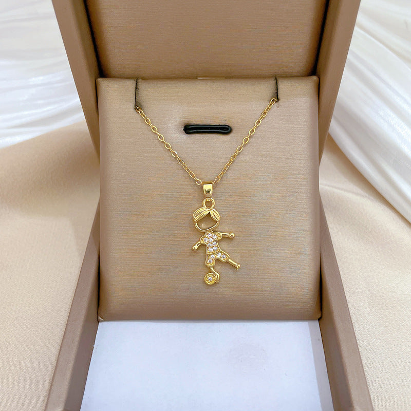 Collana con ciondolo a forma di pallone da calcio geometrico minimalista per uomo e donna in acciaio inossidabile con accenti di strass su delicata catena a clavicola