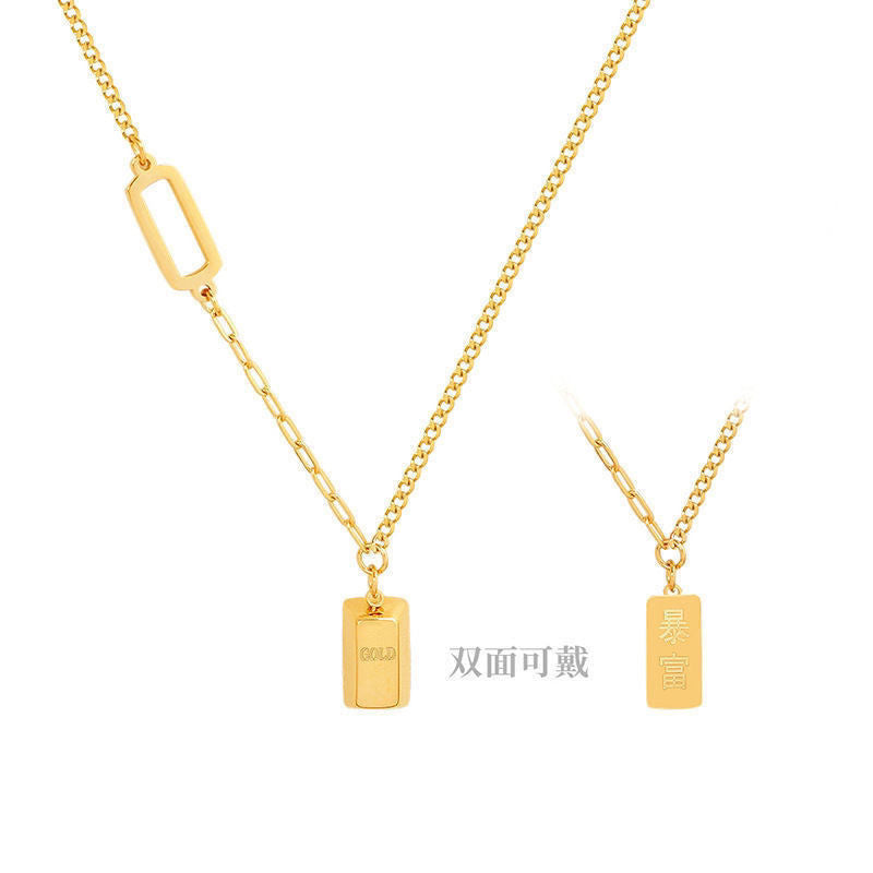 Collana da donna originale in acciaio al titanio placcato oro con design geometrico quadrato e catena ondulata