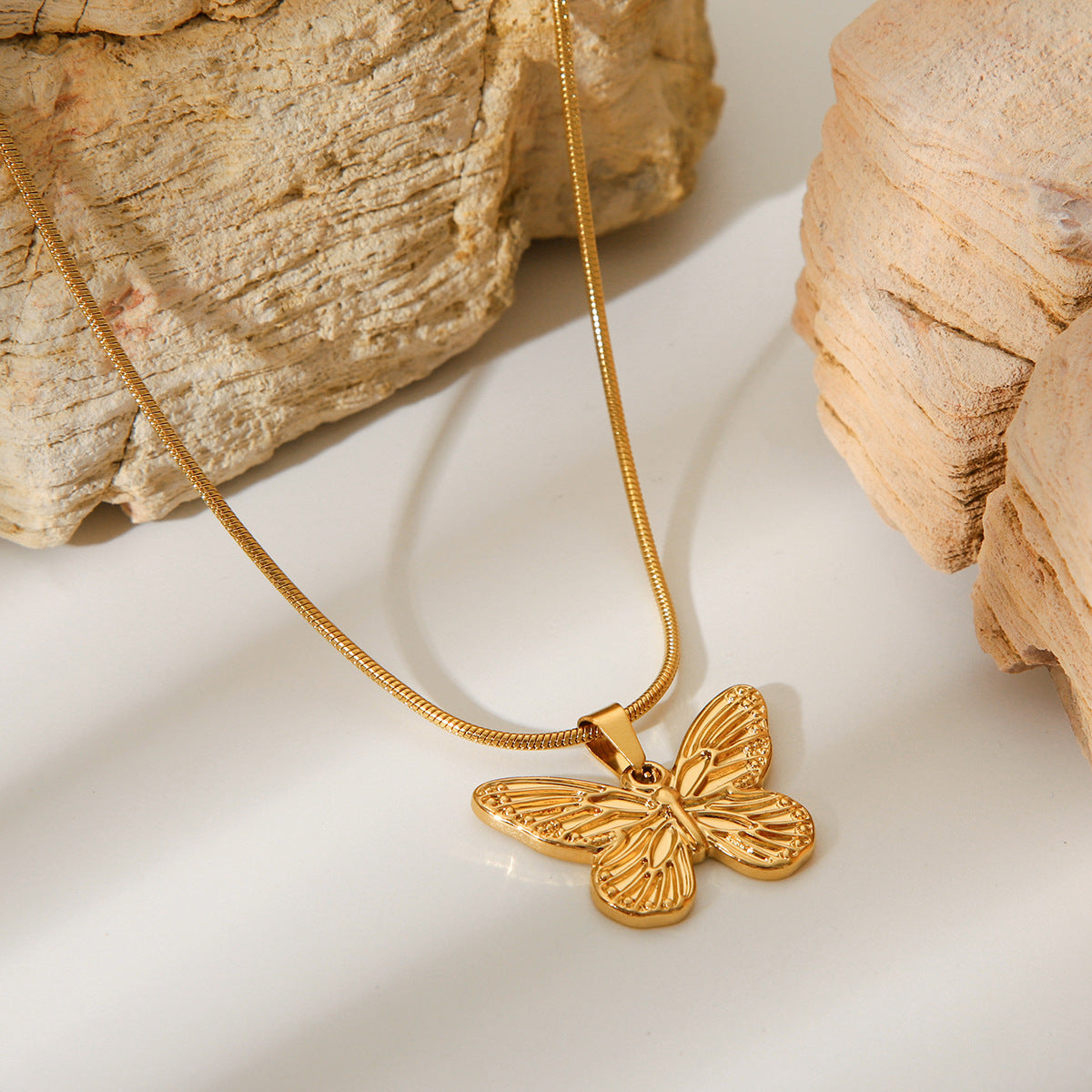 Collana Minimalista con Ciondolo a Farfalla in Acciaio al Titanio Placcato Oro 18K su Catena Snake per Donne