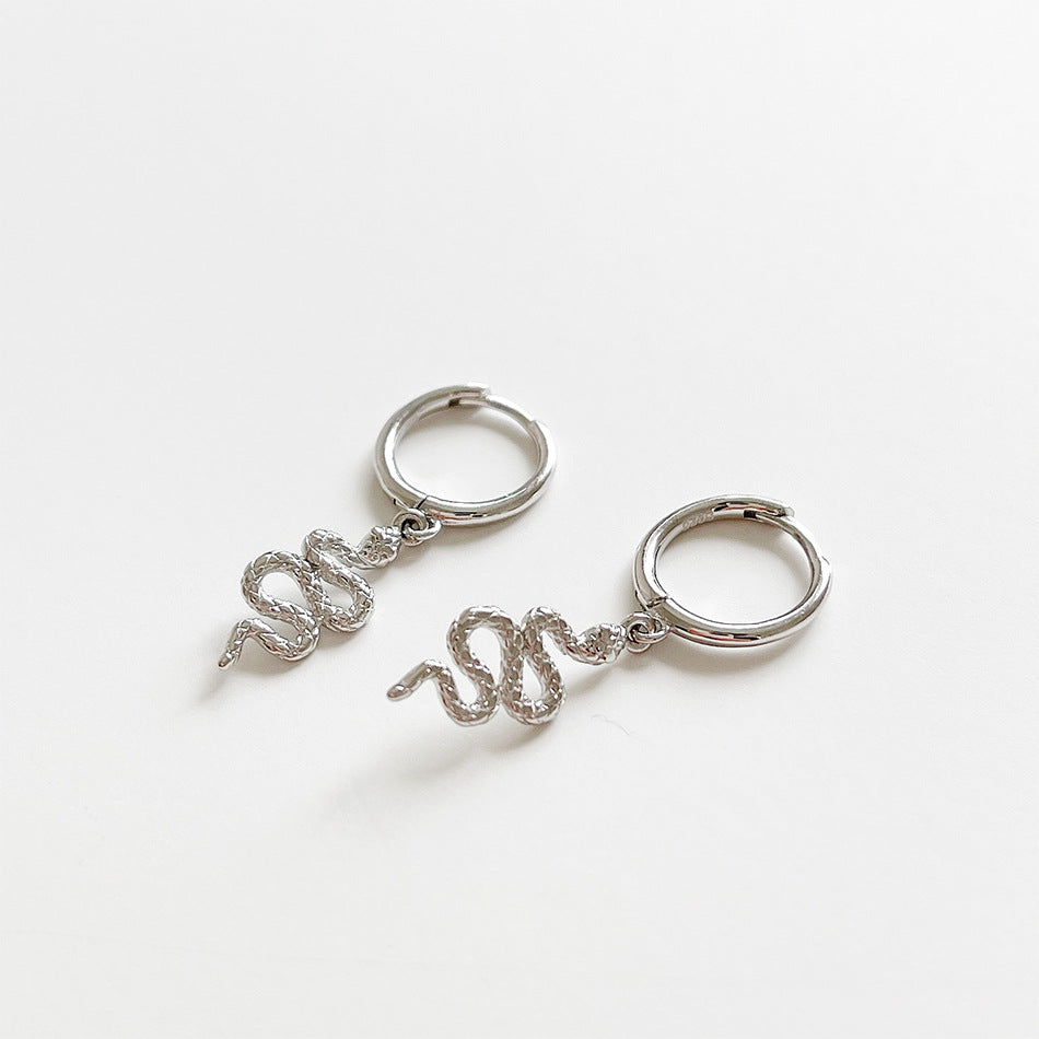 Pendientes colgantes minimalistas bañados en oro con forma de serpiente de plata de ley S925 para mujer