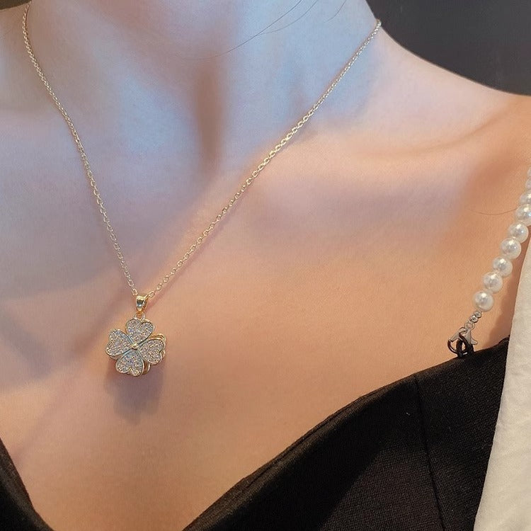 Collana con Pendente Girevole a Quadrifoglio in Acciaio al Titanio con Strass Micro-Pavé, Catena a O, Design Geometrico Minimalista Unisex