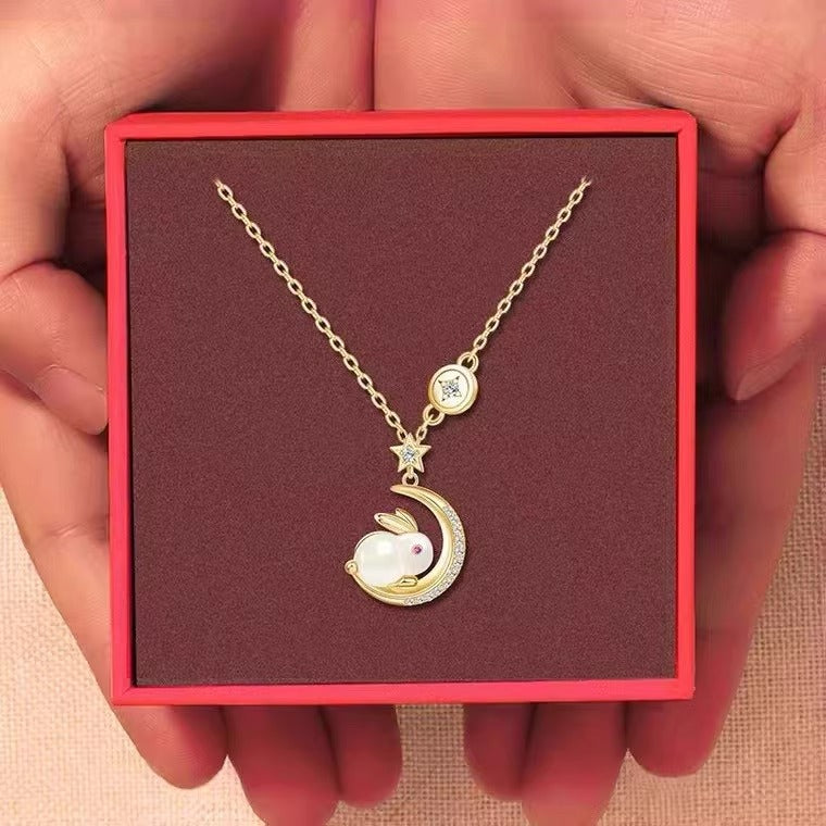 Collana con ciondolo a luna crescente e coniglio di giada, design originale, in acciaio al titanio placcato oro, per uomo e donna, catena a O, a medaglione, regalo di compleanno