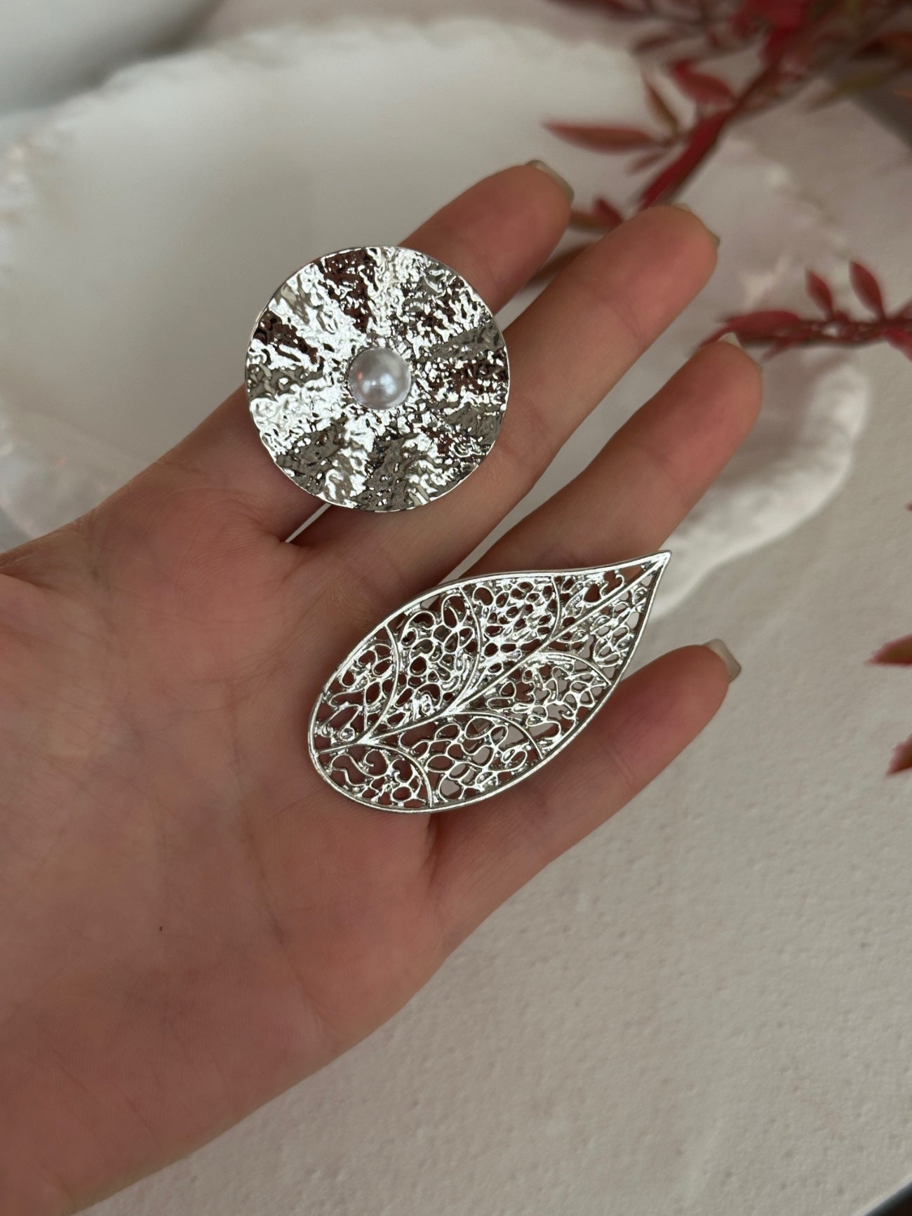 Anillo de aleación chapado, dulce, fresco, floral, con diseño de lazo de perla de imitación