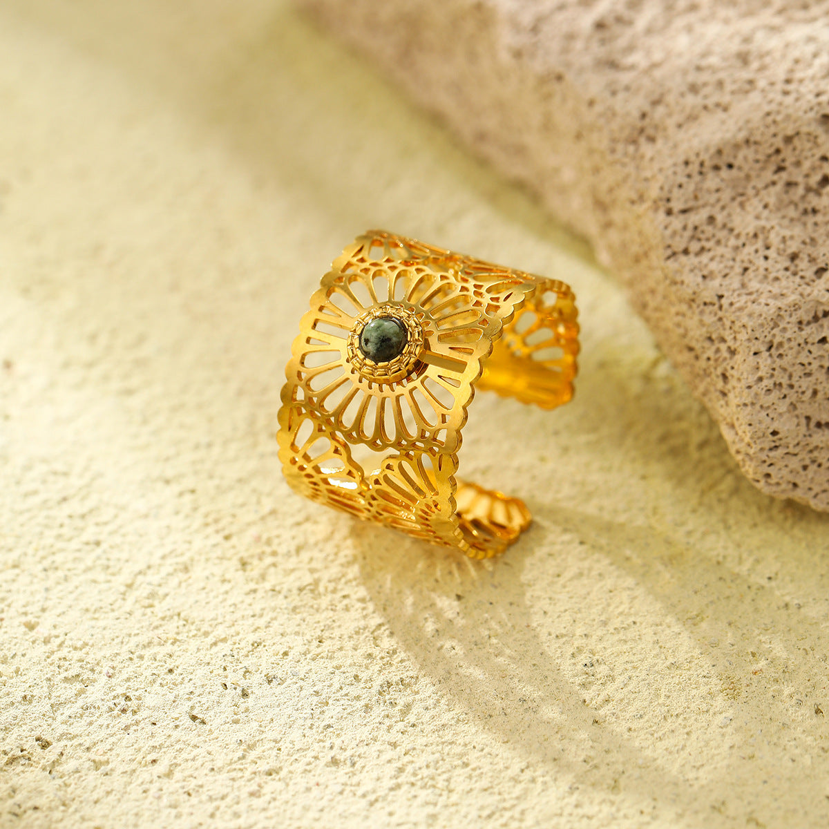 Anello da Donna Regolabile con Pietra Naturale Intarsiata Svuotata alla Moda in Acciaio al Titanio Placcato Oro 18K