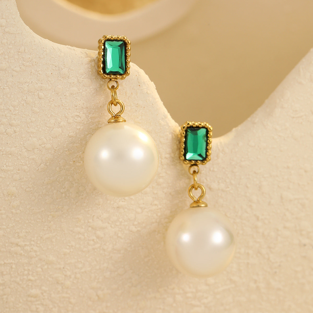 Orecchini da donna alla moda in acciaio inossidabile con motivi floreali e geometrici, intarsi di strass e placcatura in oro