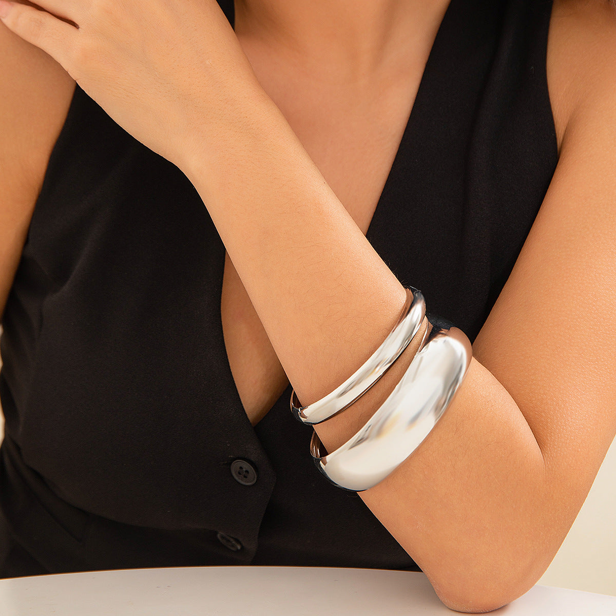 Juego de pulseras de aleación con superficie de arco geométrico exagerado y acabado chapado para mujer
