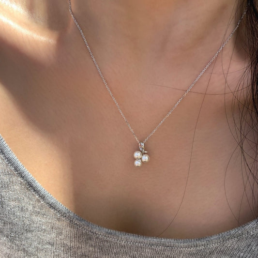 Collar de Perlas Minimalista de Lujo con Tres Pétalos de Flor y Detalles de Circonita para Mujer
