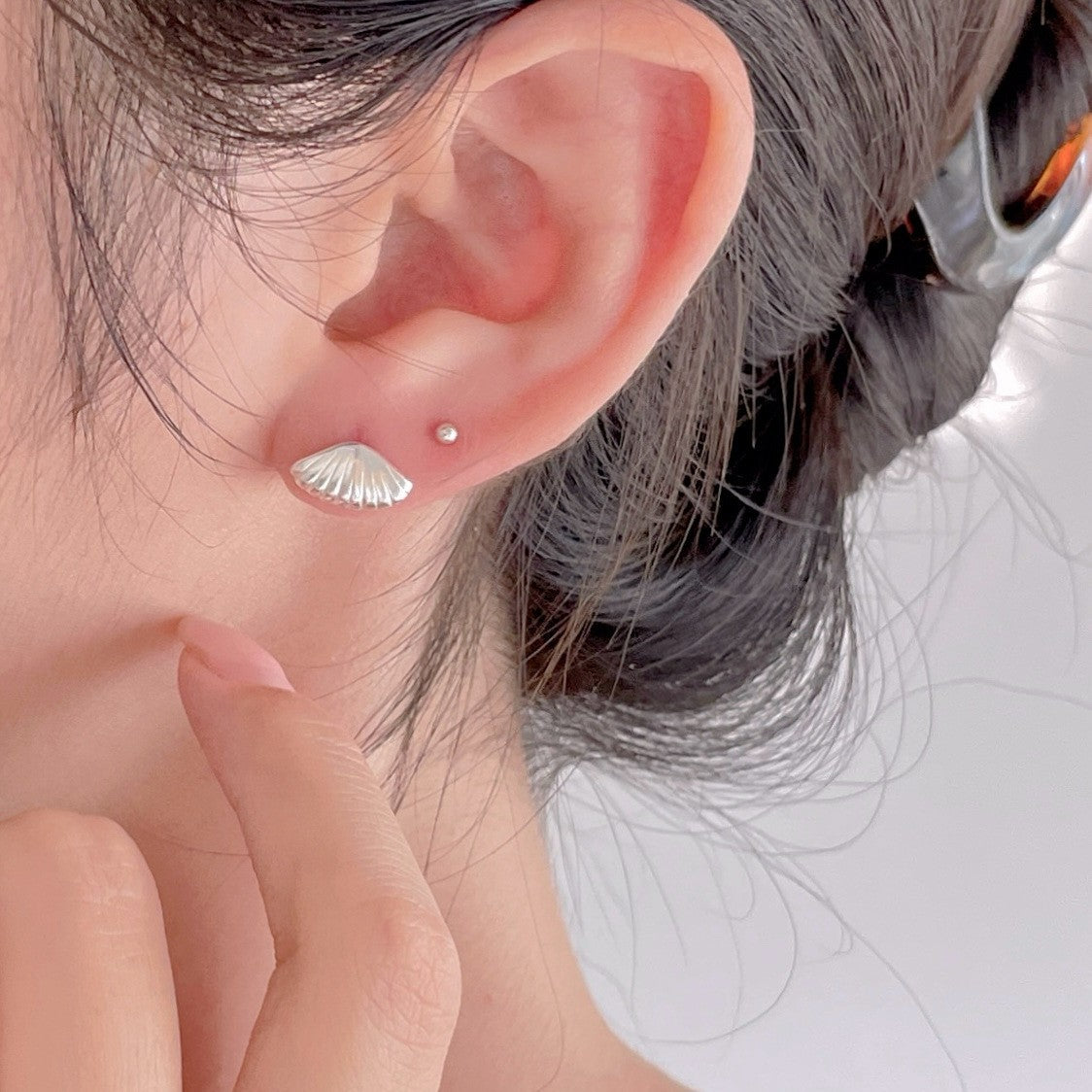Pendientes minimalistas de tuerca con letra y concha irregular de plata de ley 925