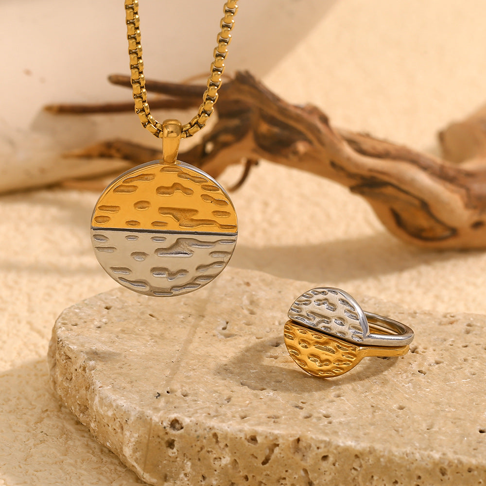 Fashionable Geometric Stainless Steel Necklace with 18K Gold Plated Dual-Tone Round Disc Pendant Featuring Concave Dots and Square Pearl Accent for Women