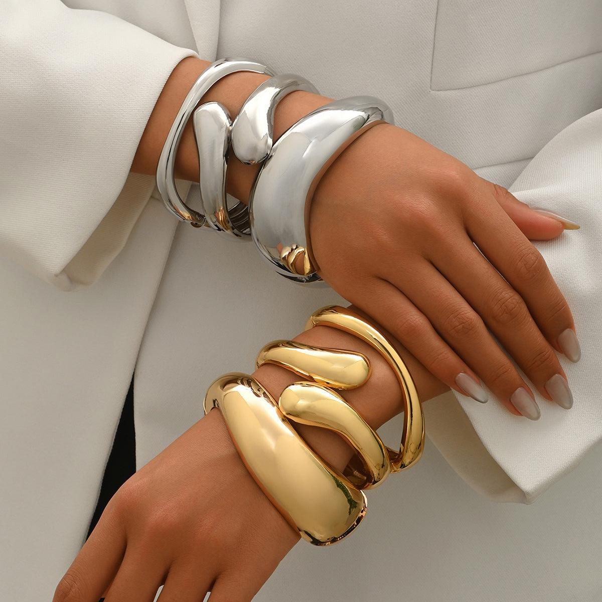 Pulsera de aleación de zinc chapada en oro de 18K con diseño geométrico y superficie lisa para mujer