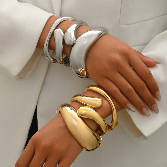 Pulsera de aleación de zinc chapada en oro de 18K con diseño geométrico y superficie lisa para mujer