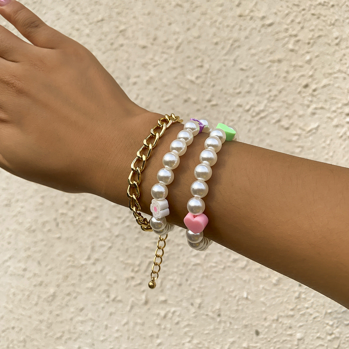 Bracciale da donna in resina a forma di cuore floreale vintage con catena effetto perla