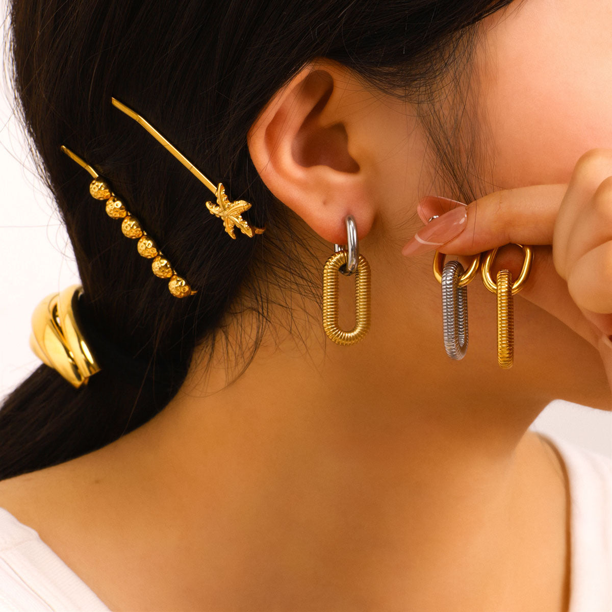 Orecchini Minimalisti Geometrici in Acciaio Inossidabile con Nappe a Catena Pendenti e Finitura Placcata Sottovuoto 18K per Donna