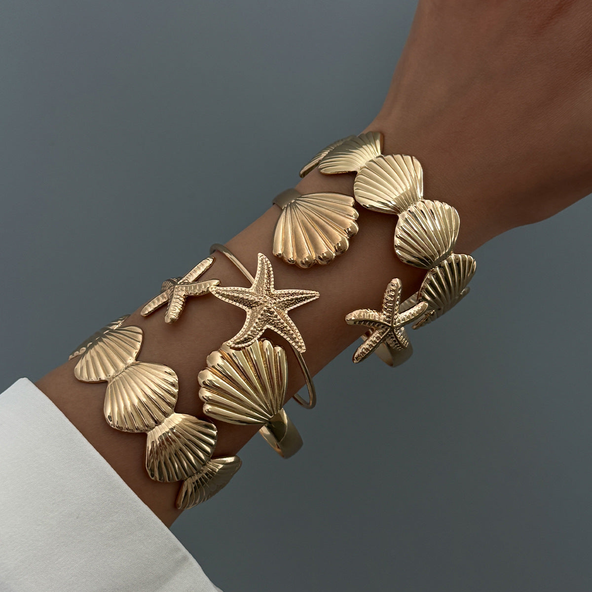 Bracciale rigido aperto minimalista da donna con stella marina, ispirato all'oceano, in metallo placcato