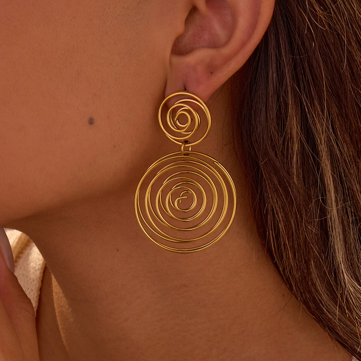 Aretes de aro de acero inoxidable con diseño geométrico y acabado chapado para mujer