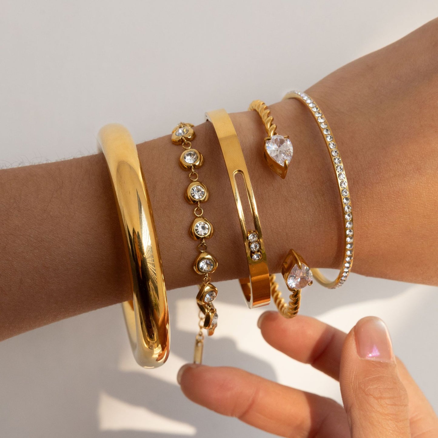 Luxury Round Geometric Stainless Steel Bracelet with Cubic Zirconia 18K Gold Plated