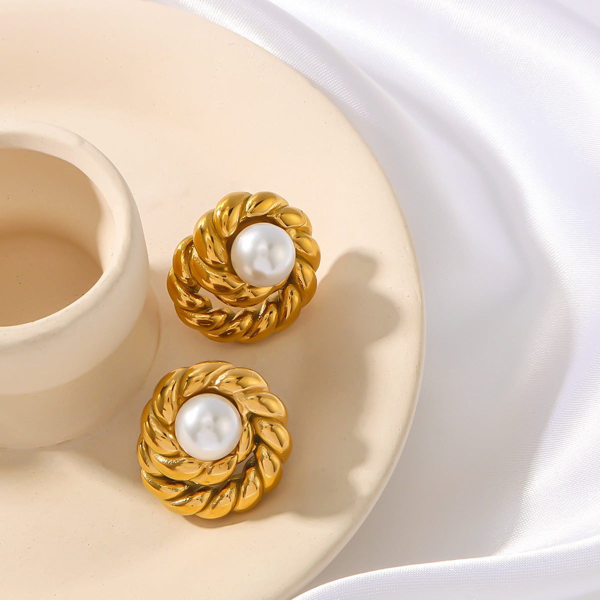 Vintage-Style Geometric Round Pearl Earrings for Women in Stainless Steel with 18K Vacuum Plating
