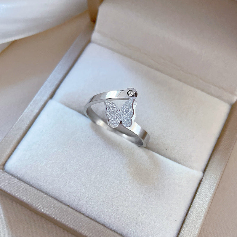 Anello Minimalista a Farfalla in Acciaio al Titanio per Uomo e Donna con Finitura Lucida Fascia di Tendenza per Dito Indice